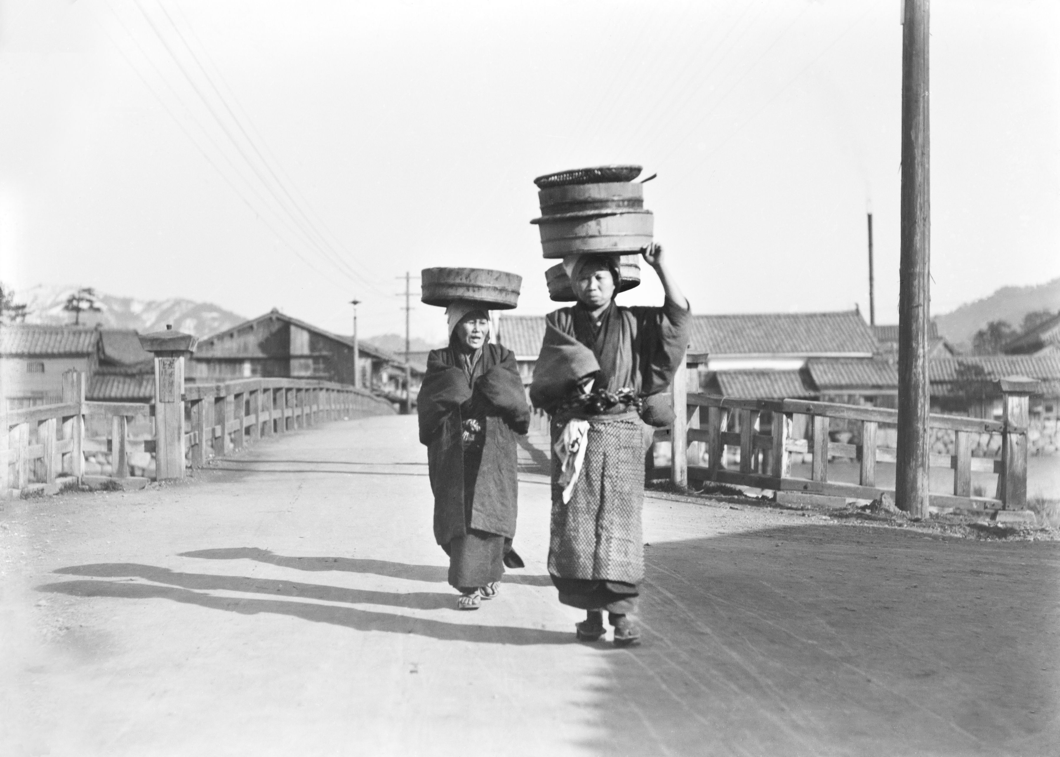 頭上運搬で魚を売りに行く女性たち（大正時代）